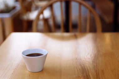 Tahta bir masada taze demlenmiş aromatik kahve..