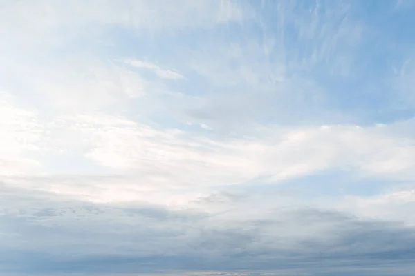 白い雲と青空 曇り空からの背景 空に長く伸びた雲背景に長い雲のある青空 — ストック写真