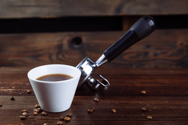 Egy Csésze Fekete Kávé Pörkölt Kávébab Egy Kávéfőző Gép Tartó — Stock Fotó