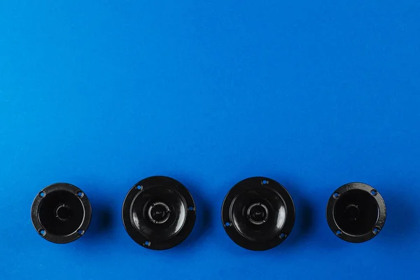 Car Audio Auto Lautsprecher Liegen Einer Reihe Auf Blauem Hintergrund — Stockfoto
