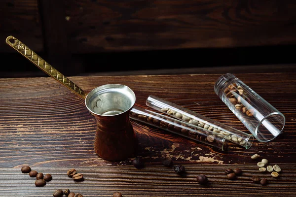 Kaffee Cezve Und Kaffeebohnen Auf Holzgrund — Stockfoto
