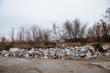 Dneprorudnoe / Ukrayna - 29 Ocak 2020: Nehir kenarındaki çimlere çöp dökümü. Ekolojik bir felaket. Yasadışı çöplük. Doğanın kirliliği.