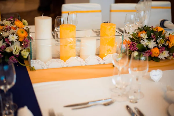 精致的餐桌 摆满鲜花和蜡烛 — 图库照片