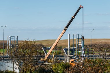 İnşaat alanında sarı mobil vinç.