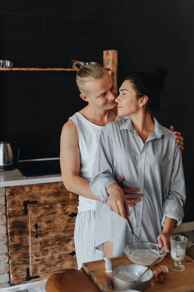 Jong Verliefd Echtpaar Koken Samen Gezond Eten Keuken Lachen Praten — Stockfoto