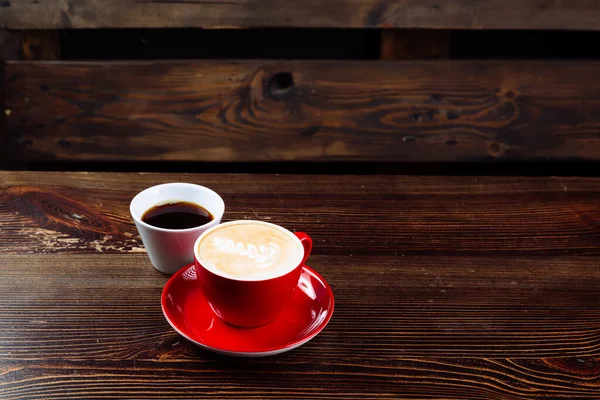 Café Aromático Una Taza Roja Con Espuma Leche Latte Art —  Fotos de Stock