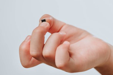 Küçük siyah bir çip bir çocuğun elini tutuyor. Salgın bir koronavirüsten sonra insanların yontulması. 