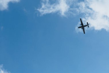 Gökyüzünde bir uçak. Ülkelerden insanların tahliyesi. Salgın riski..
