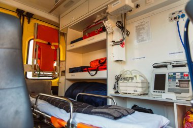 Zaporozhye / Ukrayna - Kasım 08 2019: Modern ambulanslar için ekipman. İçeriden görüntüle.