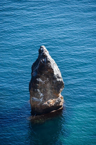 絵のように美しい孤独な大きな石は すべての側面に水に囲まれて立っている 海の風景 — ストック写真