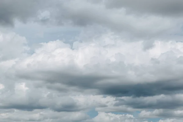 美しい曇天 雲が厚くなっている 雨の前の空 — ストック写真