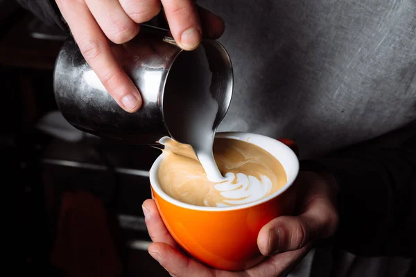 Бариста Руки Наливают Теплое Молоко Чашку Кофе Изготовления Латте Искусства — стоковое фото