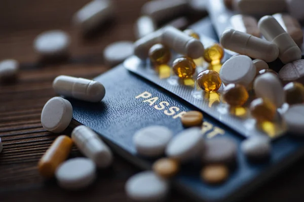 Hap, pasaport ve ahşap bir arka plan. Karantina kavramı