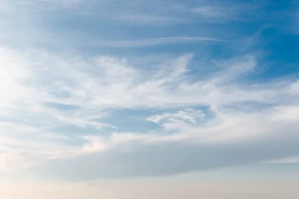 Witte Wolken Uitgestrekt Blauwe Lucht Een Warme Zonnige Dag — Stockfoto