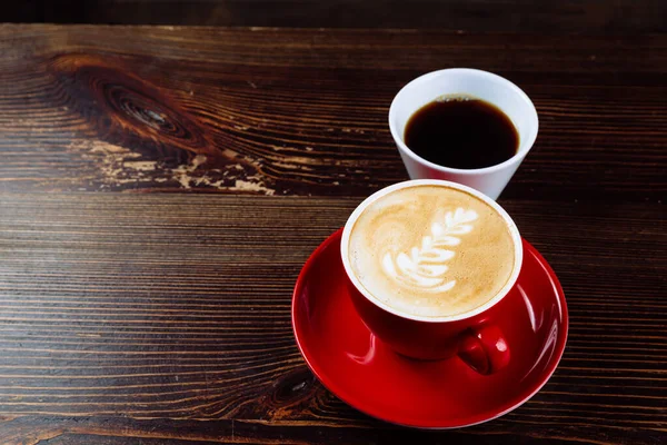 Café Aromático Una Taza Roja Con Espuma Leche Latte Art —  Fotos de Stock