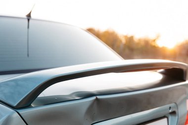 Arabanın kapağı mavidir. Trafik kazasının sonuçları. Onarım gerekiyor..