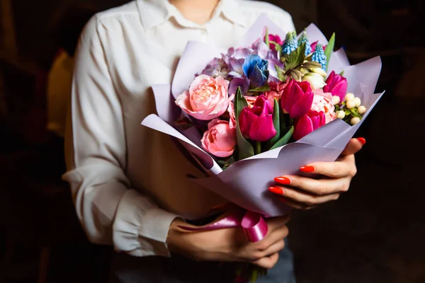 Das Mädchen Hält Einen Prachtvollen Strauß Mit Bunten Frischen Blumen — Stockfoto