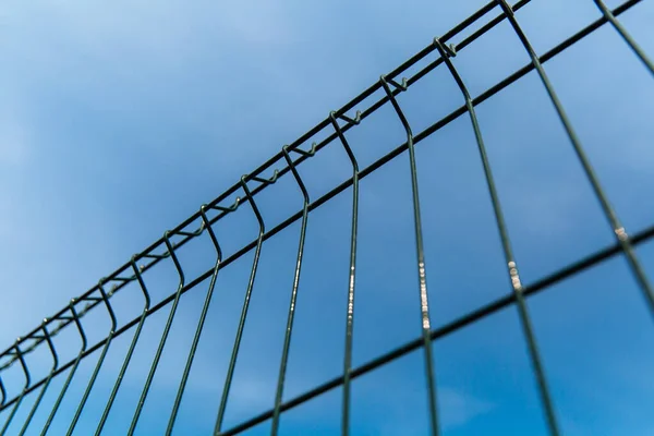 Cerca Parrilla Acero Con Alambre Contra Cielo Azul — Foto de Stock