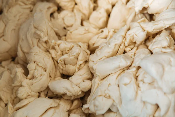 Ekmek hamuru topağı. Hamur bir sonraki işlem için hazır..