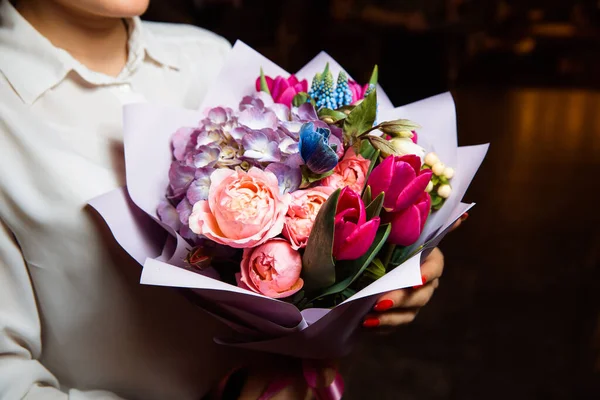 Ragazza Tiene Mano Magnifico Bouquet Con Fiori Freschi Multicolori Grande — Foto Stock