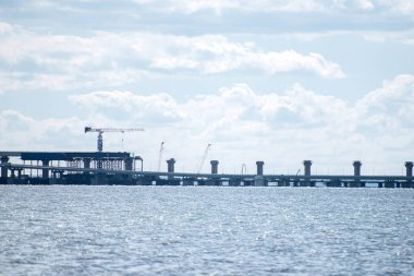 Köprünün inşaatı. Boğaz boyunca bir demiryolu ve otomobil köprüsü inşa etmek için mühendislik tesisleri.