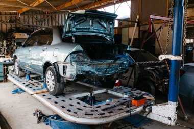 Zaporozhye / Ukrayna - 14 Kasım 2019: Bir araba hizmet merkezinde tamir edilmek üzere mavi bir araba kaldırıldı.