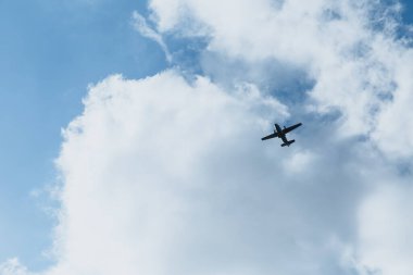 Güneşli bir günde gökyüzünde bir uçak.