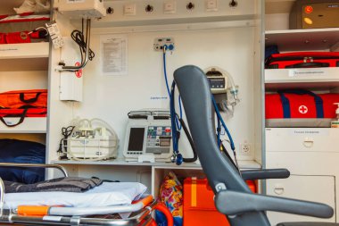 Zaporozhye / Ukrayna... 08 Kasım 2019: Ambulans içeride. Cihaz, güvenlik. Tıp ve sağlık hizmetleri kavramı.