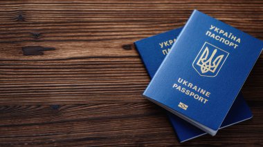  Zaporozhye / Ukrayna - 10 Kasım 2019: Ahşap masada iki Ukrayna pasaportu.