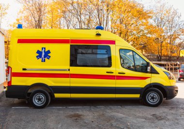 Zaporozhye / Ukrayna - 08 Kasım 2019: Sarı ambulans hastane binasının yanında duruyor. Modern ambulans.