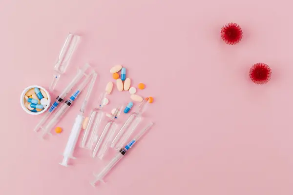 大肠埃希菌感染的抽象模型 红色病毒 注射器和安培剂 一罐粉色背景的药丸 构成了大流行病的危险 — 图库照片