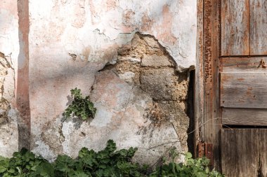 Sıvanın soyulduğu eski boyanmış duvarın dokusu. Bina yıkımı. Arkaplan,