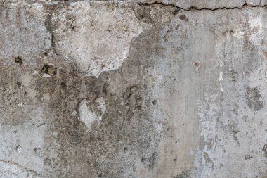 Yosun ve yıkımla dolu eski beton duvar..
