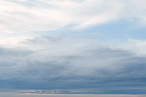 白い雲と青空 曇り空からの背景 空に長く伸びた雲背景に長い雲のある青空 — ストック写真