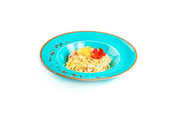 Espaguetis Pasta Carbonara Con Parmesano Tocino Yema Plato Blanco Cocina —  Fotos de Stock