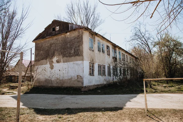 Oud Vervallen Weer Geslagen Huis Dat Moet Worden Gerenoveerd Huisvestingsprobleem — Stockfoto