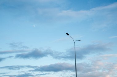 Arka planda sokak lambası. Modern bir sokak lambası. Boşluğu kopyala