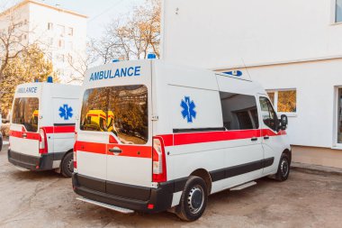 Zaporozhye / Ukrayna... 08 Kasım 2019: Modern ambulans. Ambulansın arka kapısı. Arabalar kalkışa hazır.