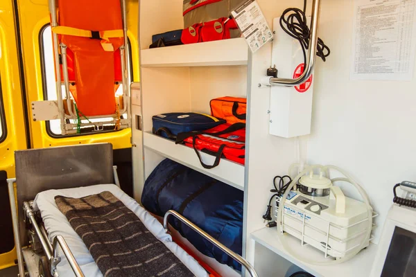 Zaporozhye / Ukrayna - Kasım 08 2019: Acil durum ekipmanları ve cihazları, Ambulans iç işleri. 