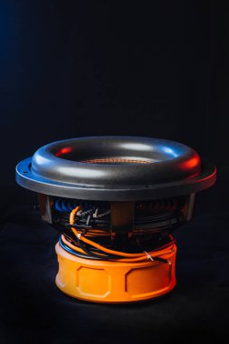 Siyah arka planda siyah bir subwoofer. Otomatik ses.