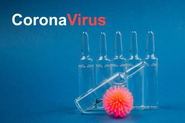 Mavi zemin üzerinde ilaç bulunan soyut Coronavirus ve ampul modeli. CoronaVirus kelimesi yazıldı. Koronavirüsü durdurun..