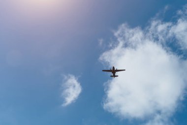 Gökyüzünde bir uçak. Kapalı hava sınırları. Salgın riski.