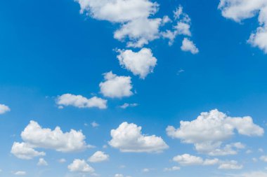 Beyaz kabarık bulutlu açık mavi gökyüzü. Doğal arkaplan.