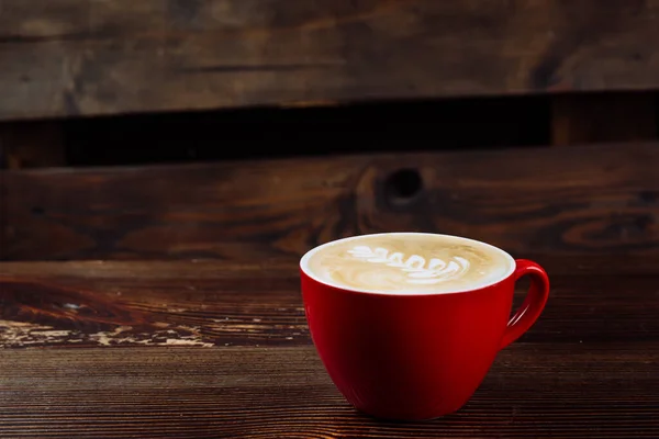 Café Recién Hecho Con Arte Latte Taza Roja —  Fotos de Stock