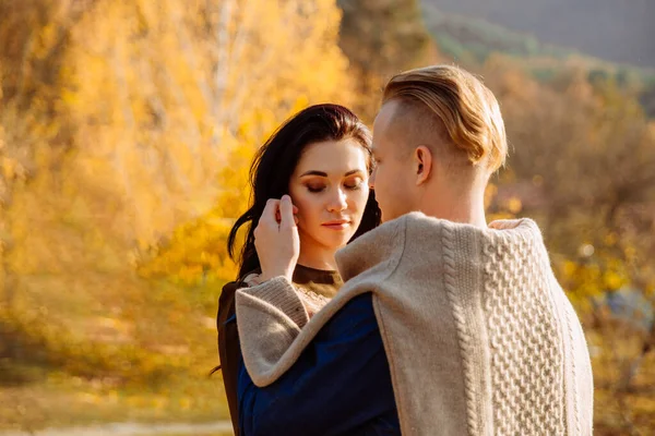 Man Loopt Zachtjes Met Zijn Vingers Rond Wang Van Vrouw — Stockfoto