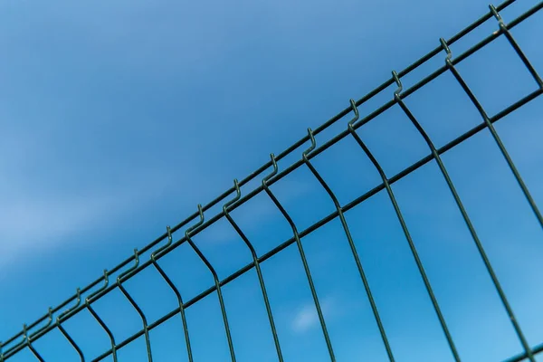Mavi Gökyüzüne Tel Örülü Çelik Izgara Çit — Stok fotoğraf