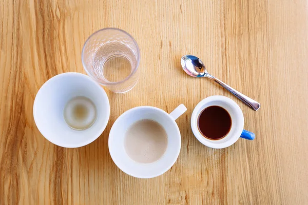 Tazas Café Sucias Capuchino Vaso Agua Están Sobre Una Mesa — Foto de Stock