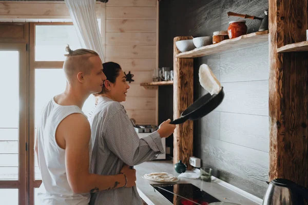 Hermosa Pareja Joven Preparando Una Comida Saludable Juntos Mientras Pasan —  Fotos de Stock