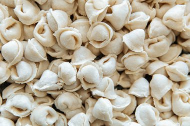 Çiğ börek. Rus ulusal yemeği. Un serpiştirilmiş. Kapat..