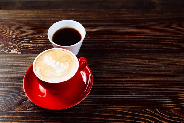 Café Aromático Una Taza Roja Con Espuma Leche Latte Art —  Fotos de Stock